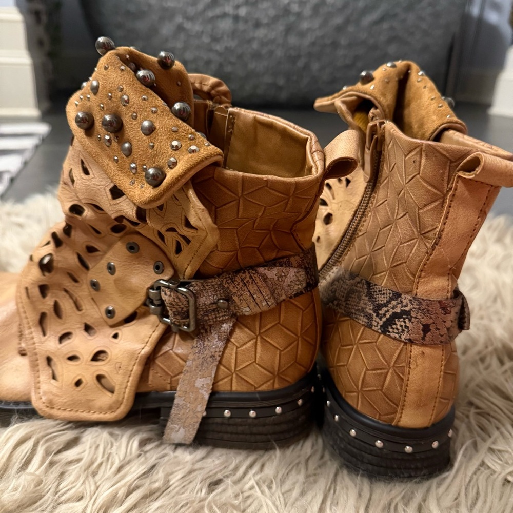 Stylish Tan Ankle Boots - Picture 5 of 10